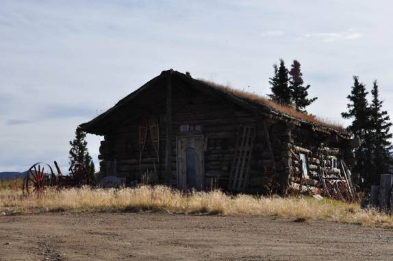 Moradia típica ao longo da estrada Top of The World Highway, ainda do lado do Alaska